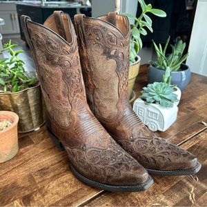 ariat vera cruz cowboy boots in size 8.5